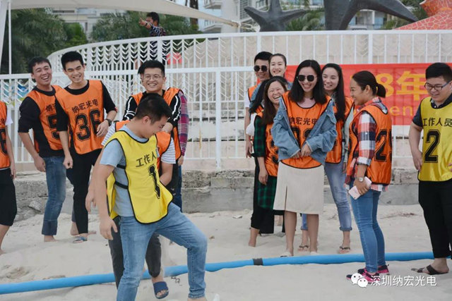 納宏光電員工很開心 納宏光電員工很開心