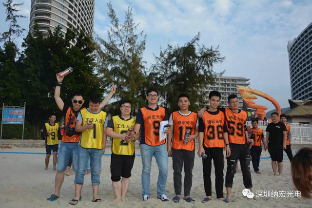 為獲獎隊(duì)伍頒獎 為獲獎隊(duì)伍頒獎